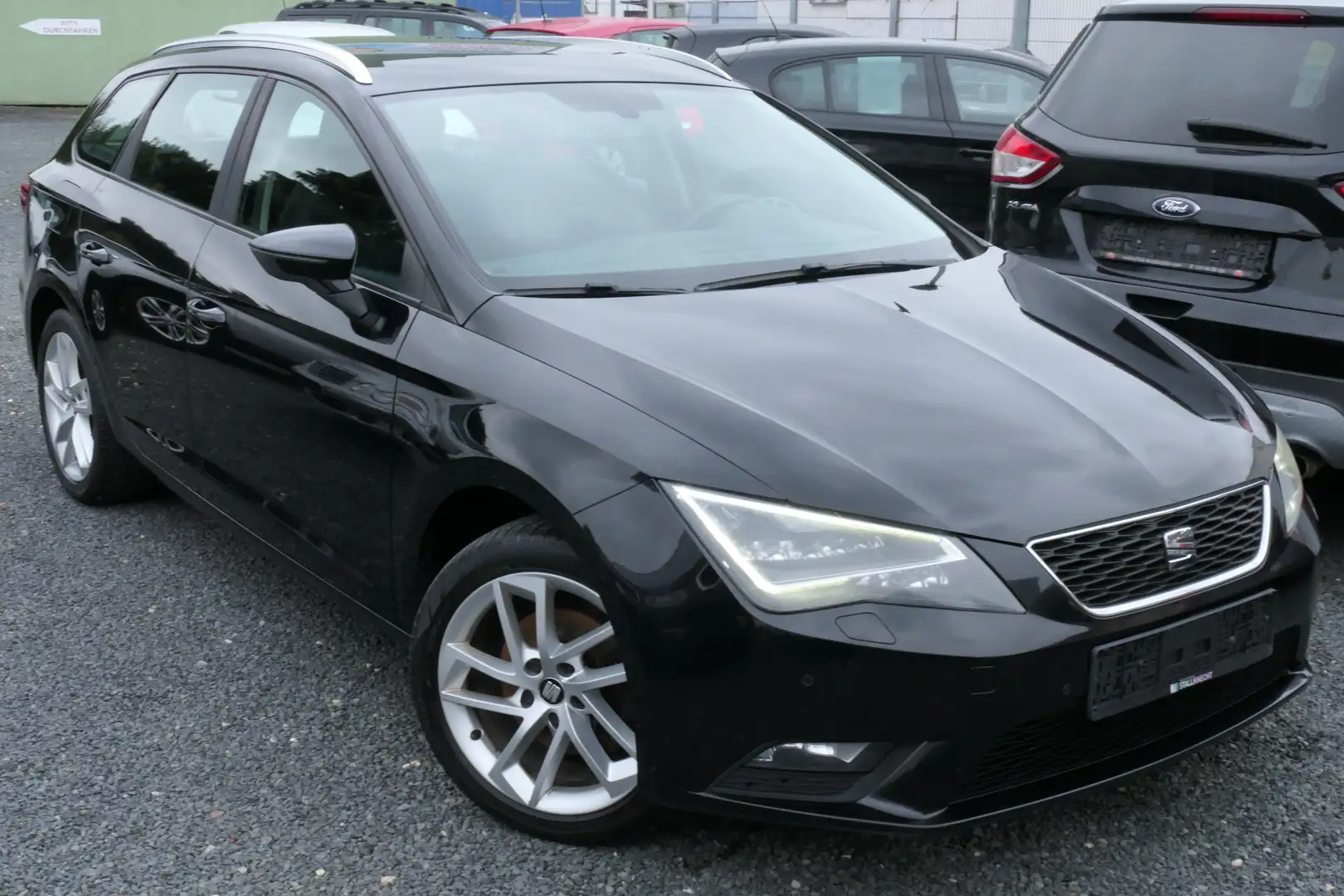 SEAT Leon ST 1.6 TDI 77kW Tüv-Neu*Start&Stop*Navi*PDC Schwarz - 1