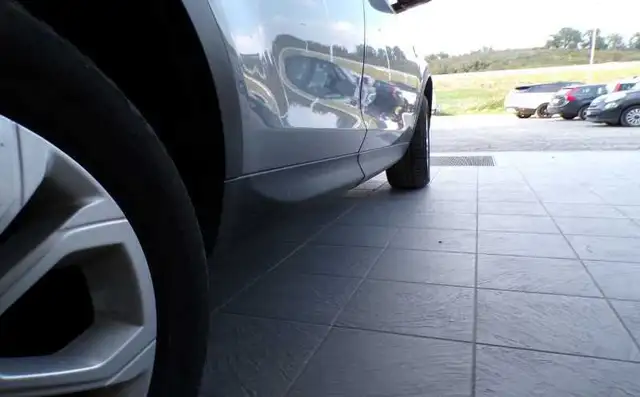 Land Rover Discovery Sport view 6