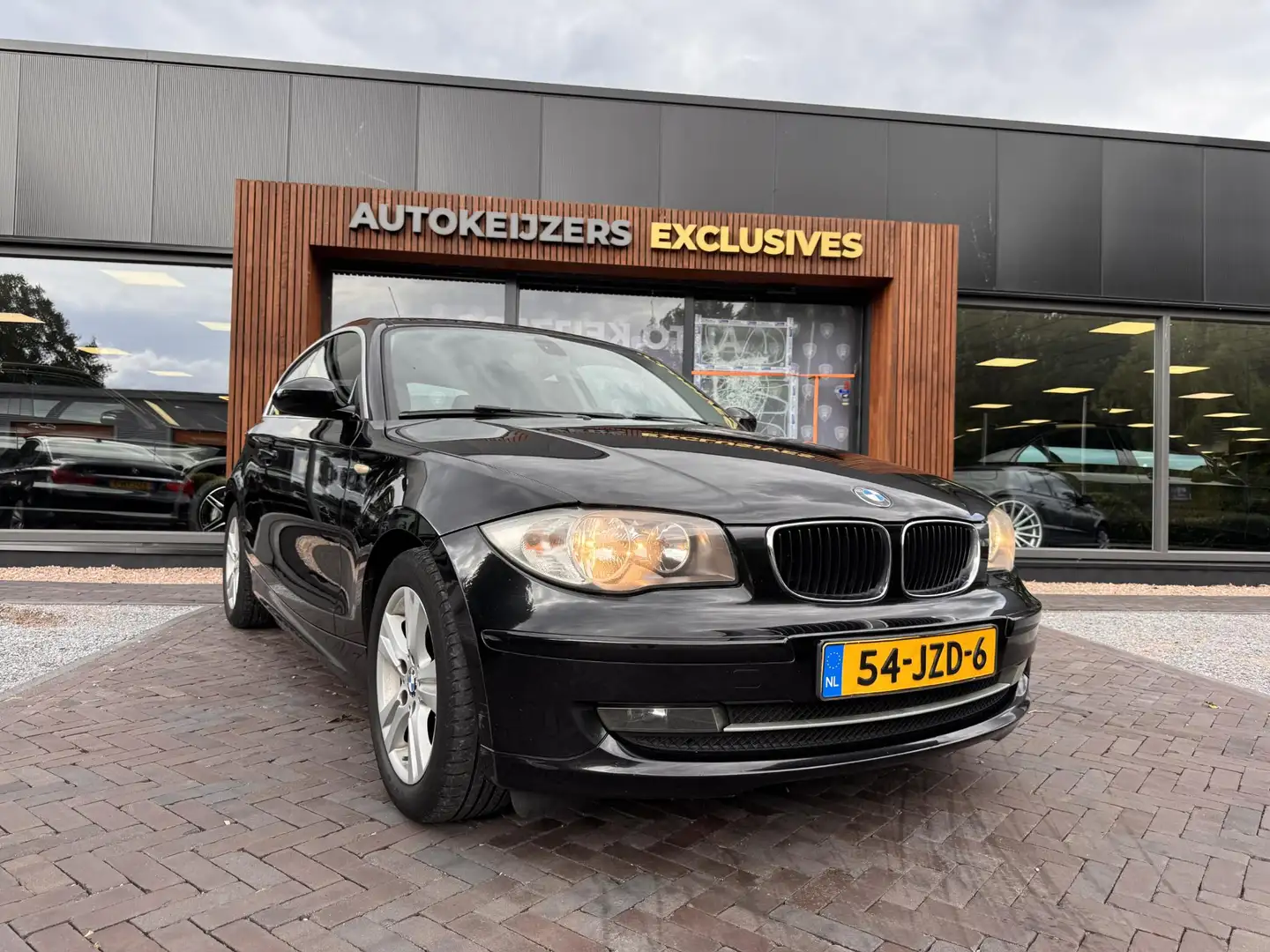BMW 118 1-serie 118i Business Line Clima Navi Leuke auto! Zwart - 1