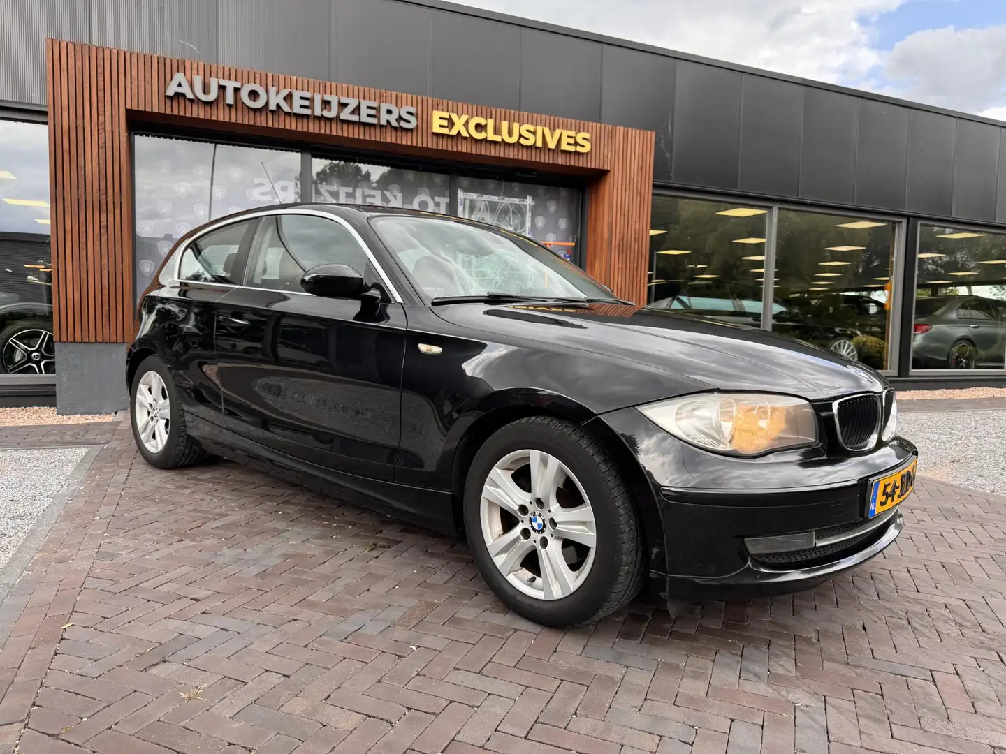 BMW 118 1-serie 118i Business Line Clima Navi Leuke auto! Zwart - 2