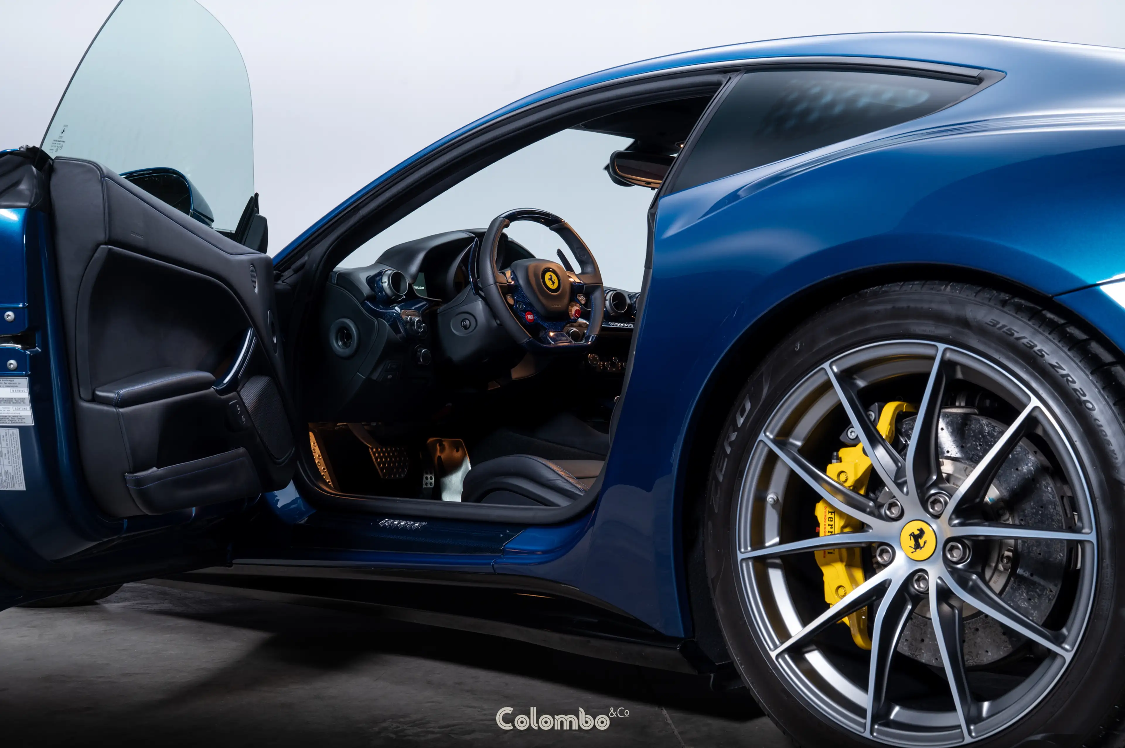 Ferrari F12 Tailor made - Blue Carbon interior trim — photo 4