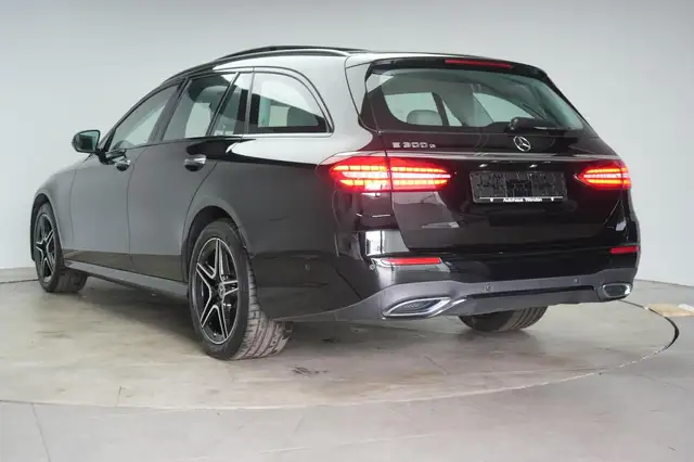 Mercedes-Benz E-Class view 4