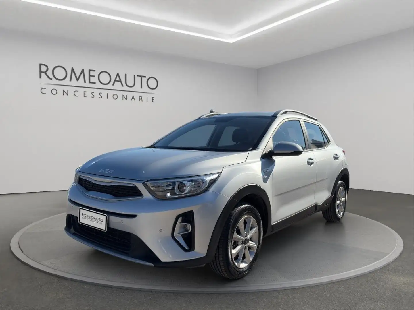 Kia Stonic 1.2 DPI Urban Argent - 1
