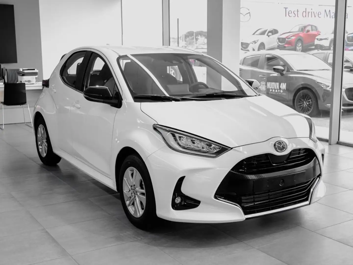 Mazda 2 1.5 vvt full hybrid electric Centre Line e-cvt Weiß - 2