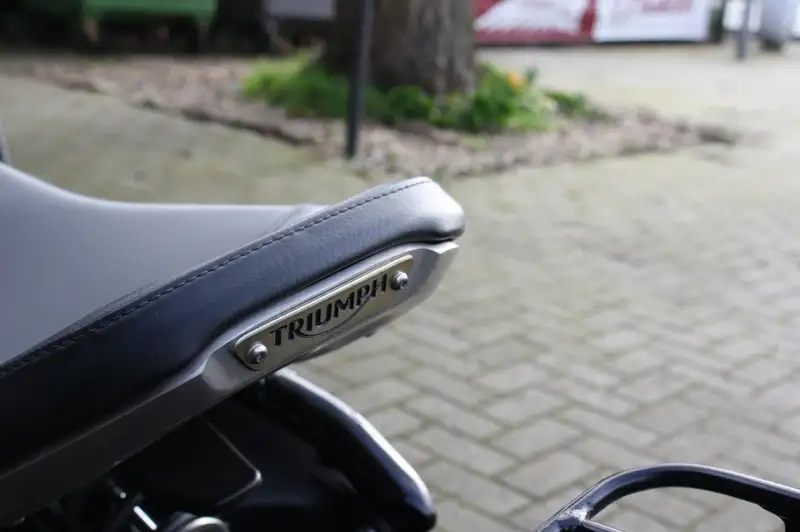 Triumph Bonneville Bobber - foto 6