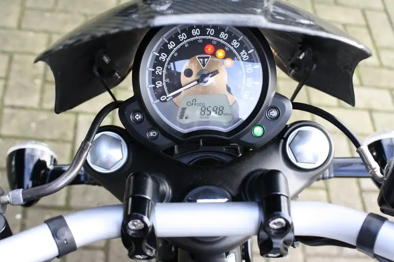 Triumph Bonneville Bobber - foto 7