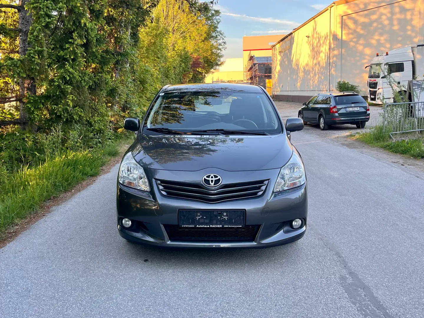 Toyota Verso 1.6b High 7Sitze 96.000km Grau - 2