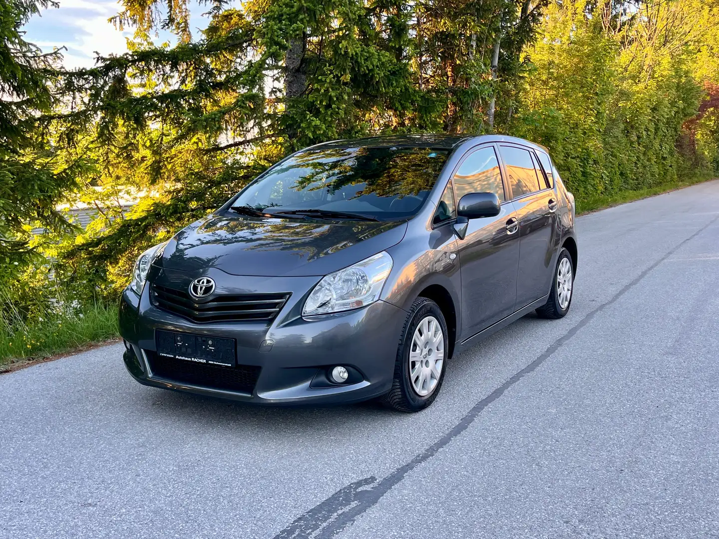 Toyota Verso 1.6b High 7Sitze 96.000km Grau - 1
