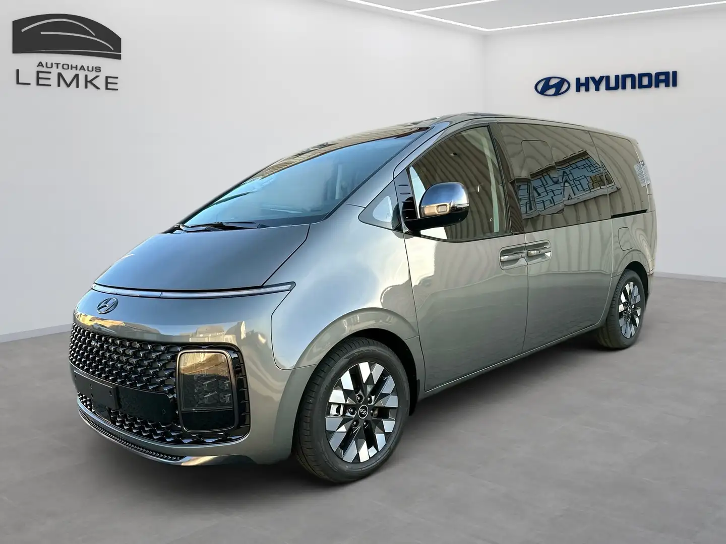 Hyundai STARIA 2.2 CRDi 4WD AUTOMATIK SIGNATURE + SD - SOFORT Szary - 1
