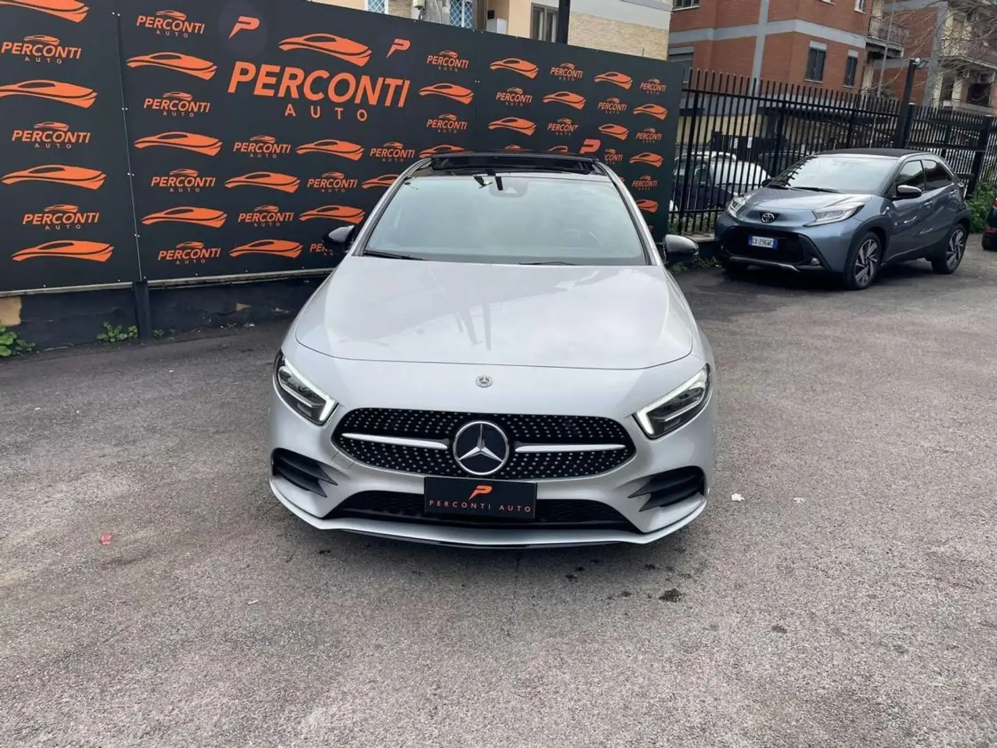 Mercedes-Benz 180 A  Automatic AMG CAMERA LED AMBIENTE PANO NAVI Argintiu - 2