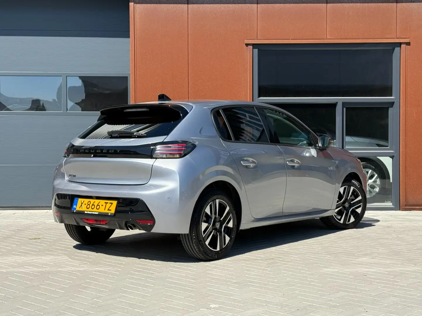 Peugeot 208 1.2 PureTech 100 Allure | Als nieuw | Dealer | NAP Grijs - 2