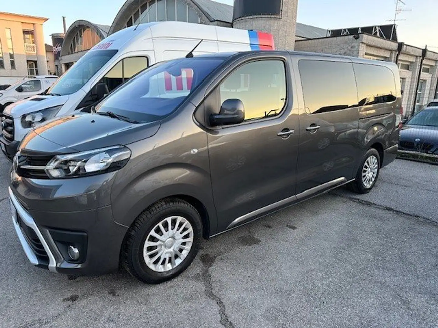 Toyota Proace 9 POSTI TRASPORTO PERSONE PASSO LUNGO Grigio - 1