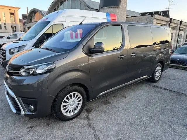 Toyota Proace 9 POSTI TRASPORTO PERSONE PASSO LUNGO