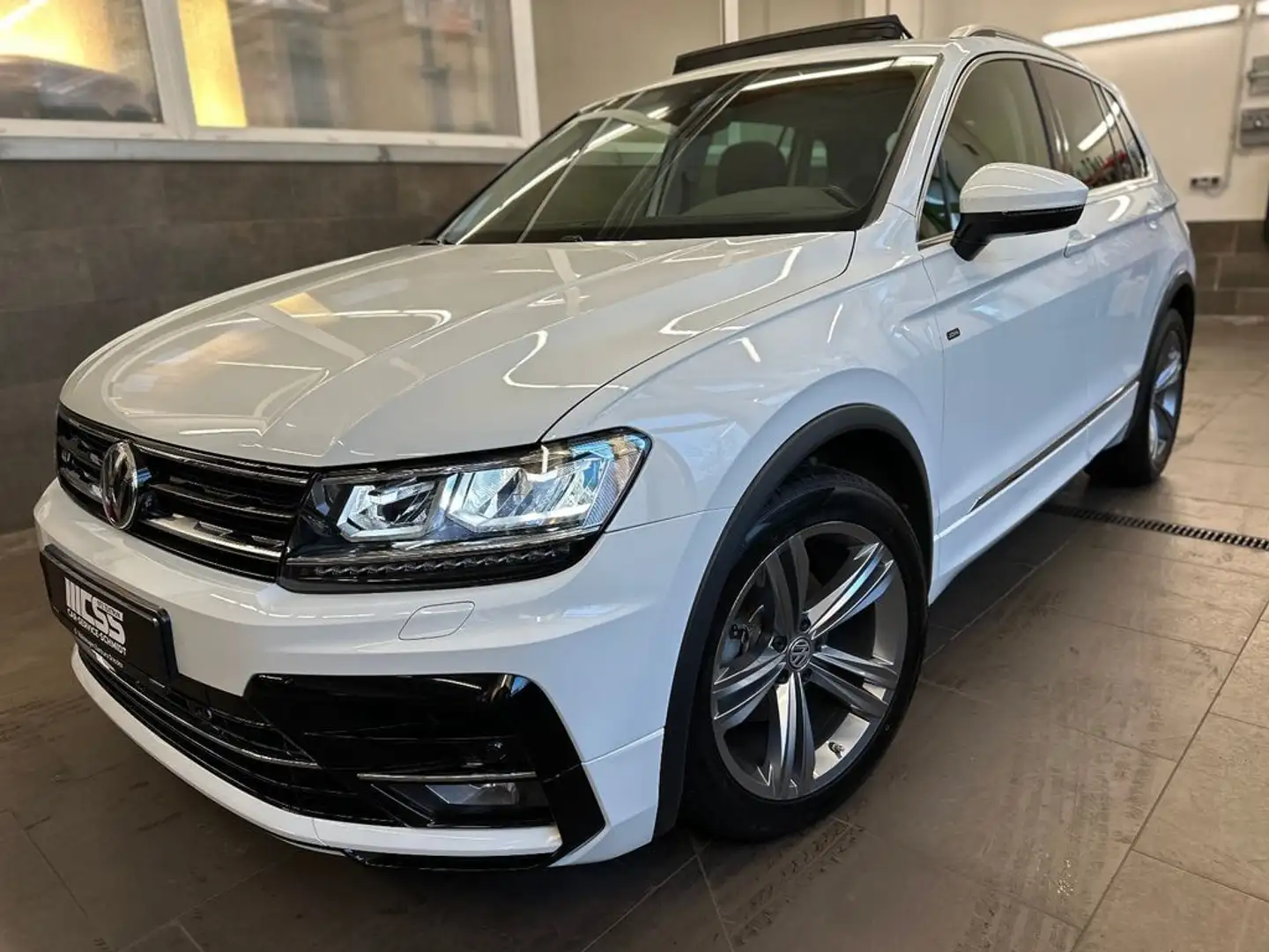 Volkswagen Tiguan R-Line LED Standh Pano Virtual ACC ab225€ Wit - 1