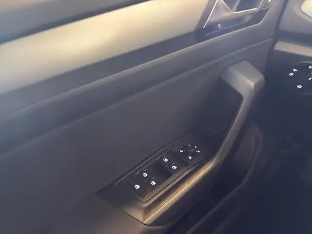 Volkswagen T-Roc view 14