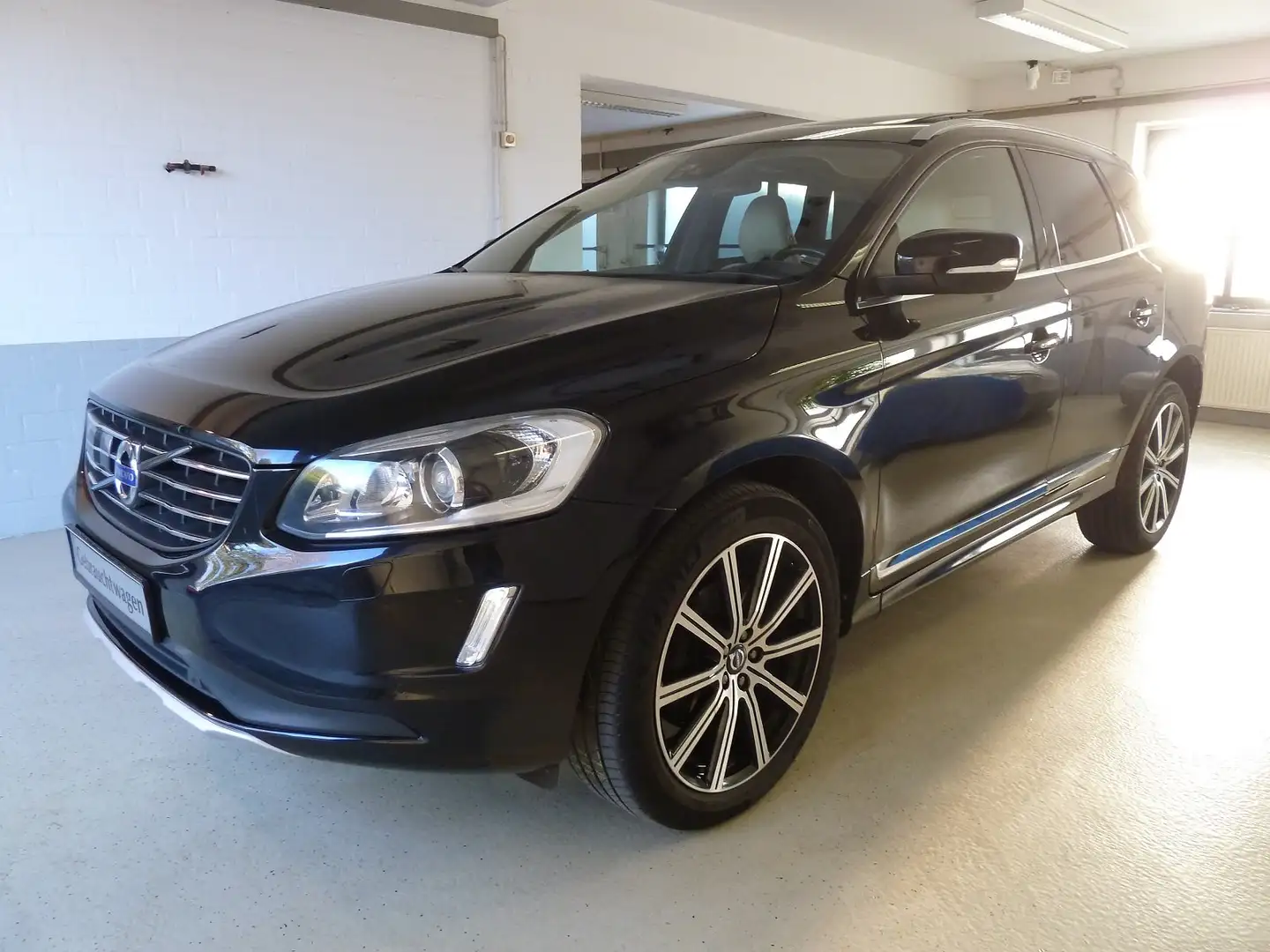 Volvo XC60 D5 AWD Summum Pano+Xenon+Vollleder+eGSHD+abn. AHK Schwarz - 1
