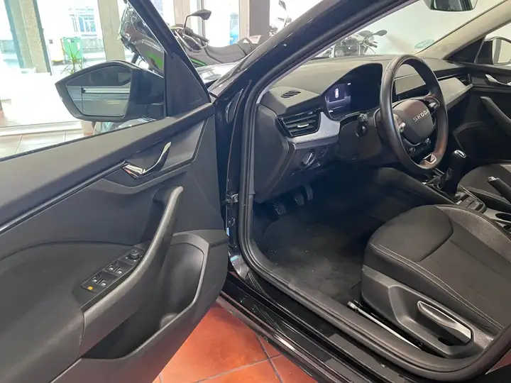 Škoda Kamiq 1.0 TSI Selection 2025, foto 9