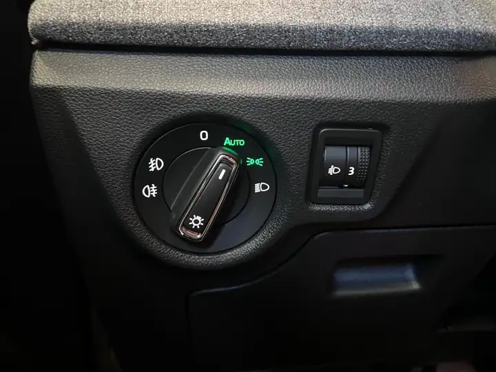 Škoda Kamiq 1.0 TSI Selection 2025, foto 16