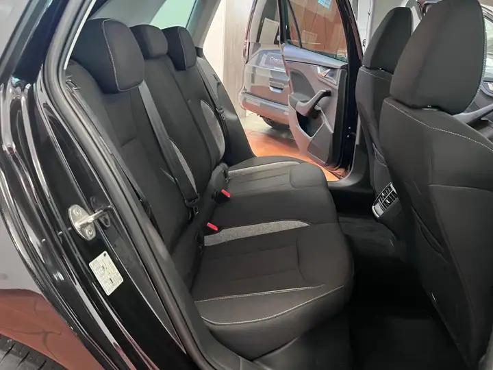 Škoda Kamiq 1.0 TSI Selection 2025, foto 15