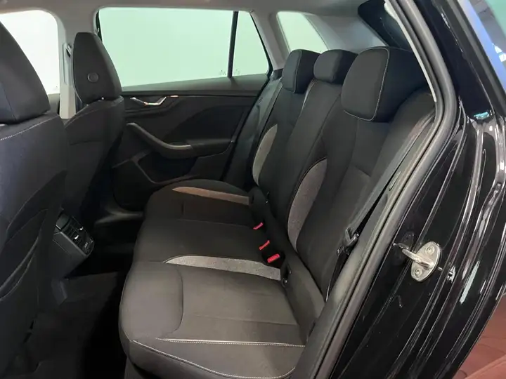 Škoda Kamiq 1.0 TSI Selection 2025, foto 14