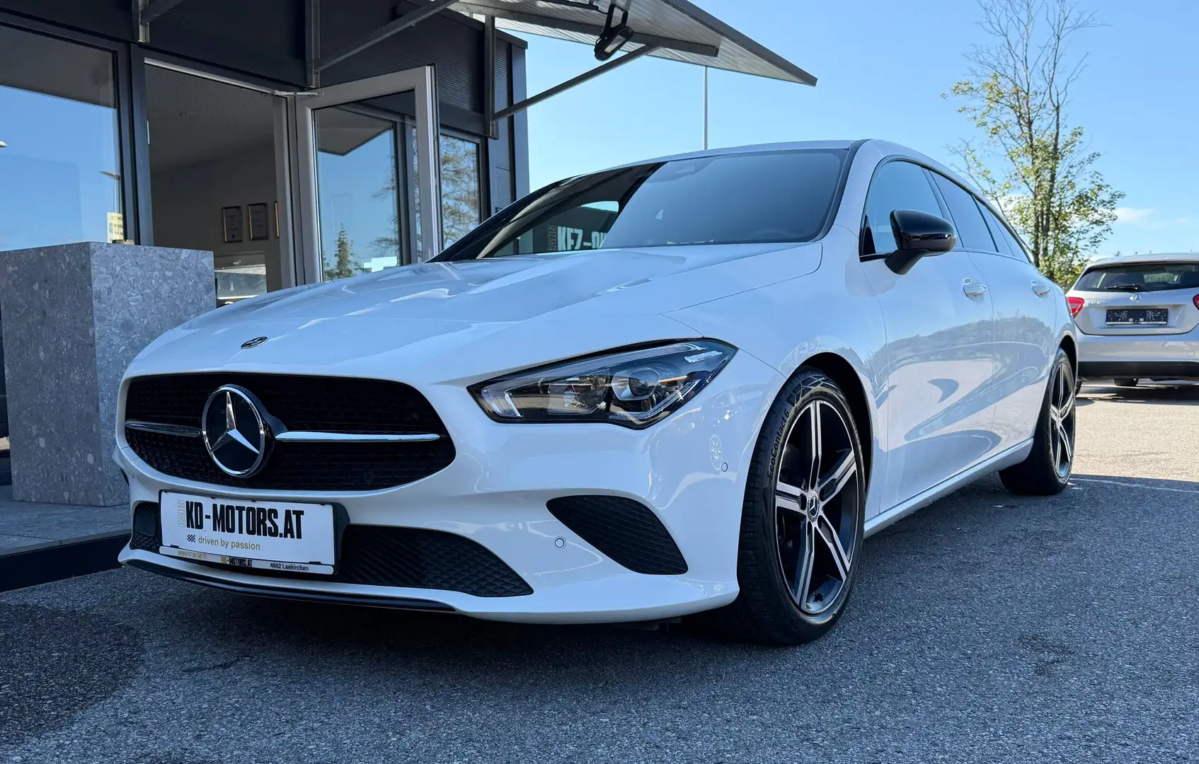 Mercedes-Benz CLA 180 SB Aut. *Leder*Navi*AHK*RFK*Ambiente*Night-Paket* Weiß - 1