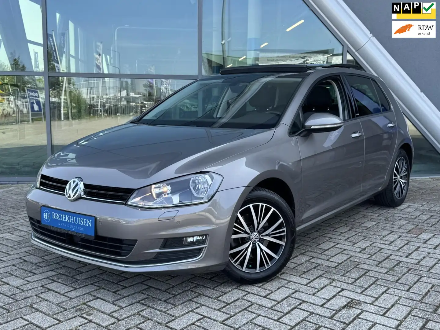 Volkswagen Golf 1.4 TSI Highline Automaat / Panoramadak / Camera / Gris - 1