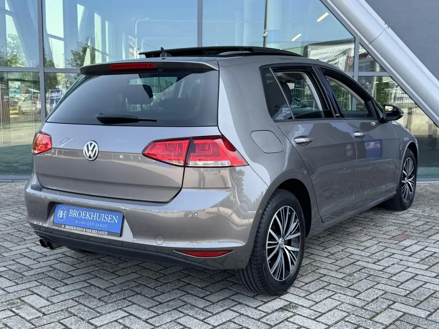 Volkswagen Golf 1.4 TSI Highline Automaat / Panoramadak / Camera / Gris - 2