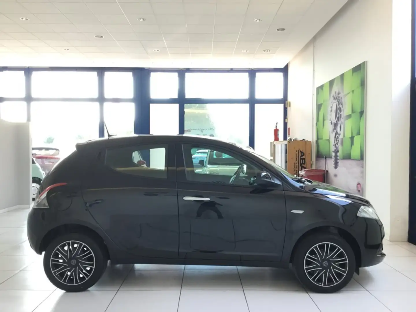 Lancia Ypsilon Ypsilon 1.0 FireFly 5 porte S&S Hybrid Oro MY24 Nero - 2