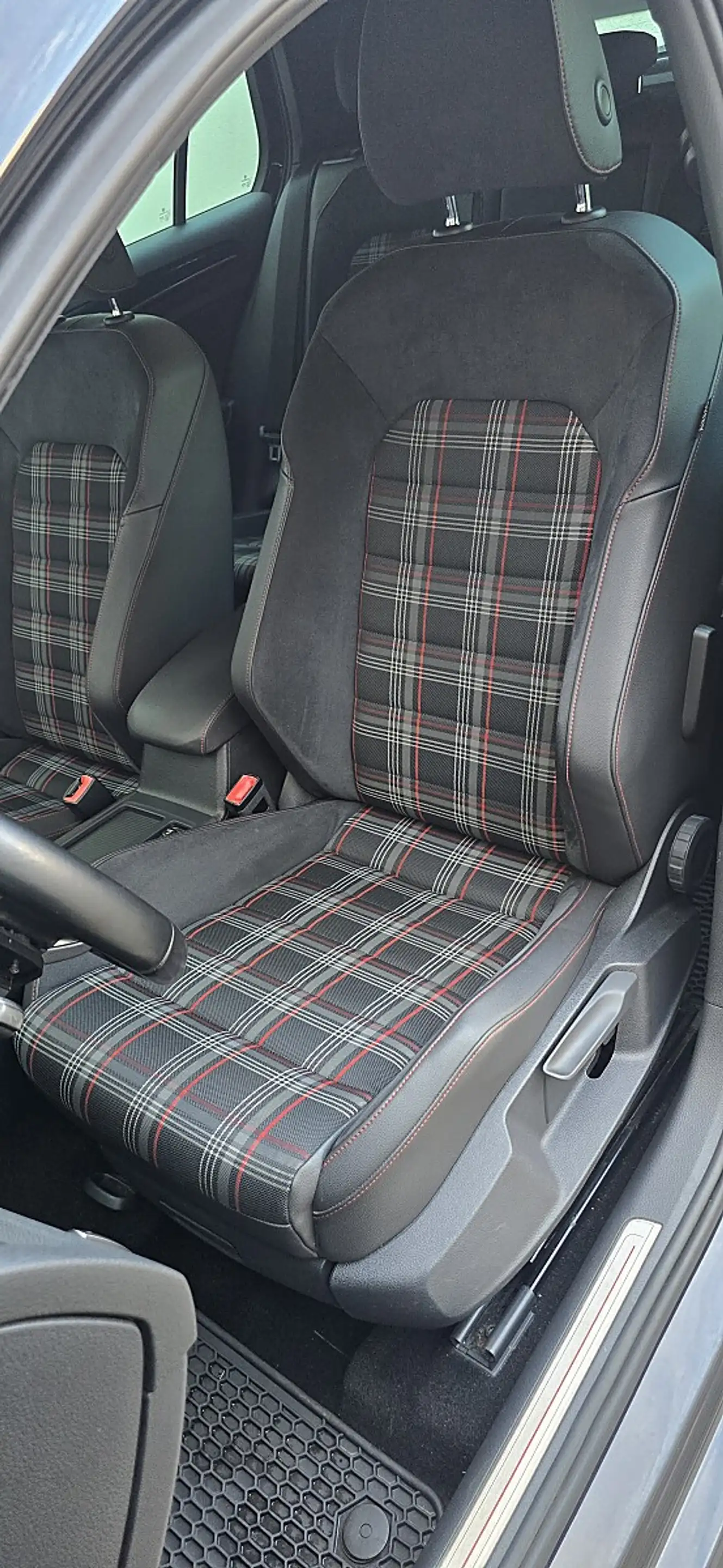 Volkswagen Golf GTI "Performance" BlueMotion 2,0 TSI — photo 13