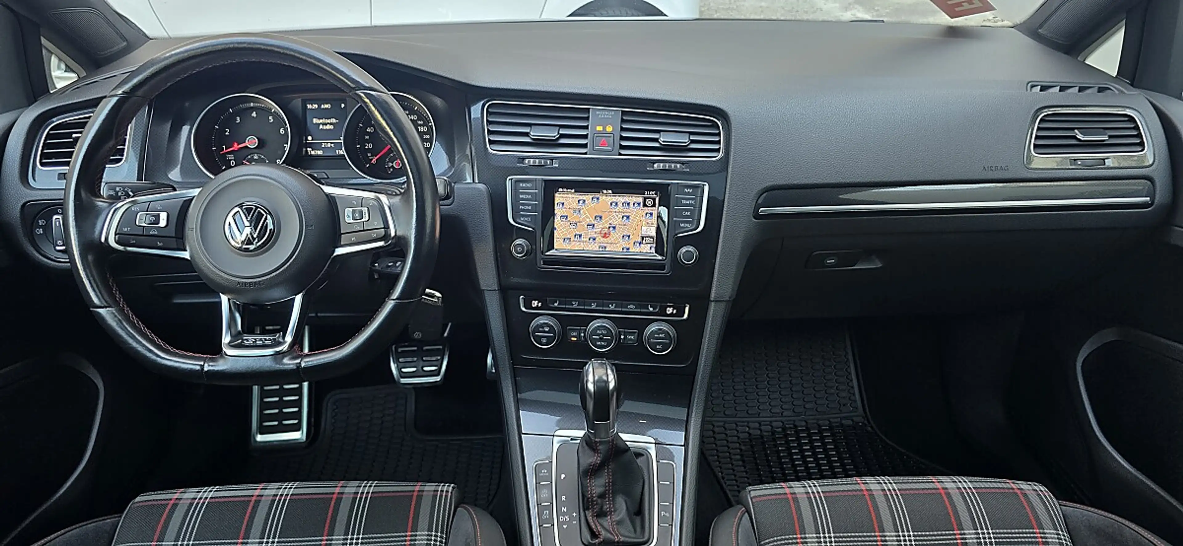 Volkswagen Golf GTI "Performance" BlueMotion 2,0 TSI — photo 11