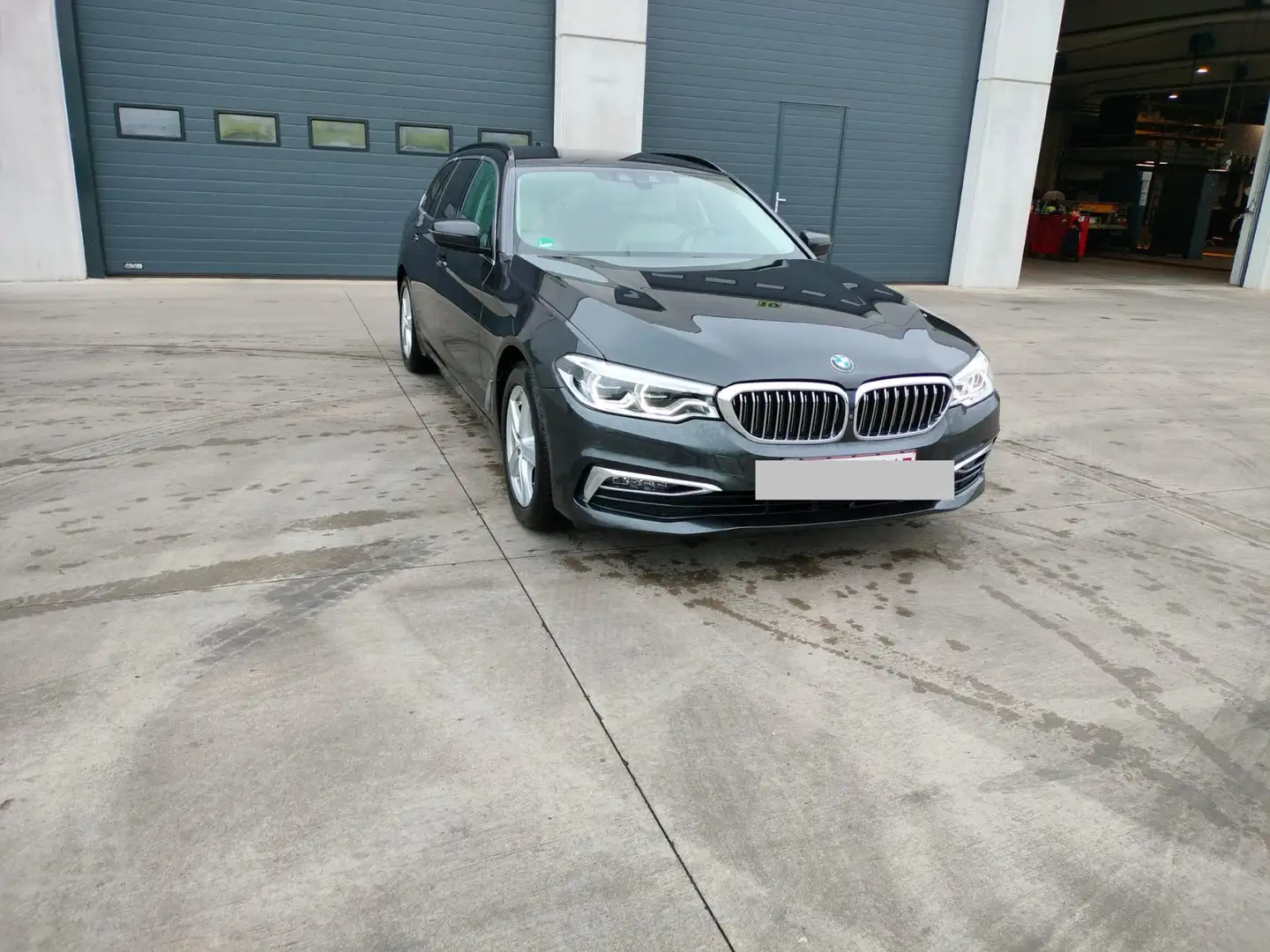 BMW 530 530d xDrive Touring Aut. Luxury Line Zwart - 2