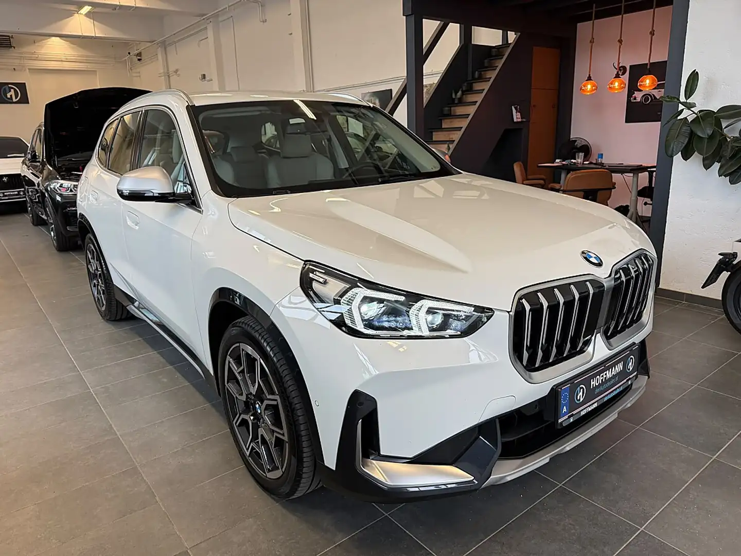 BMW X1 sDrive18d Aut.X-Line/19"Alu/AHK/Sportsitze/el S... Weiß - 1