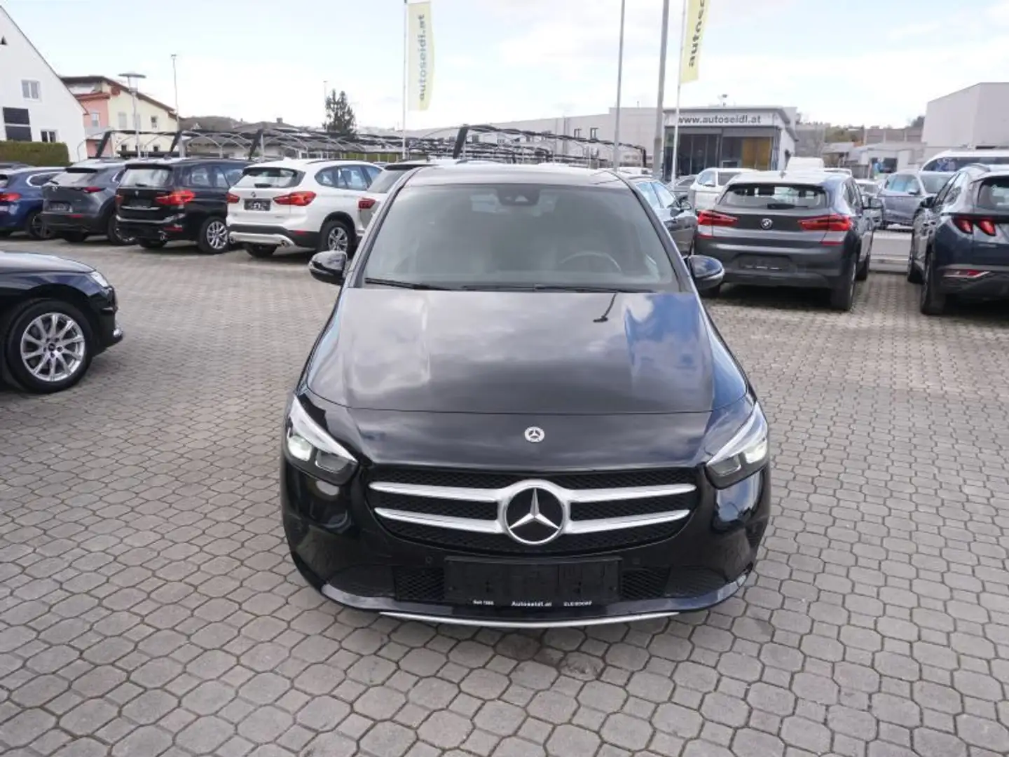 Mercedes-Benz B 180 d Aut. Style *2022er+LED+NAVI* Černá - 2