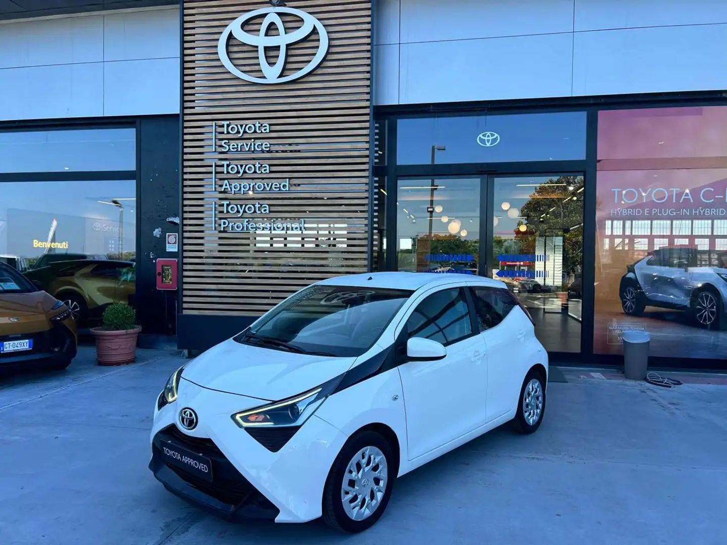 Toyota Aygo 1.0 VVT-i 72 CV 5 porte x-play Bílá - 1