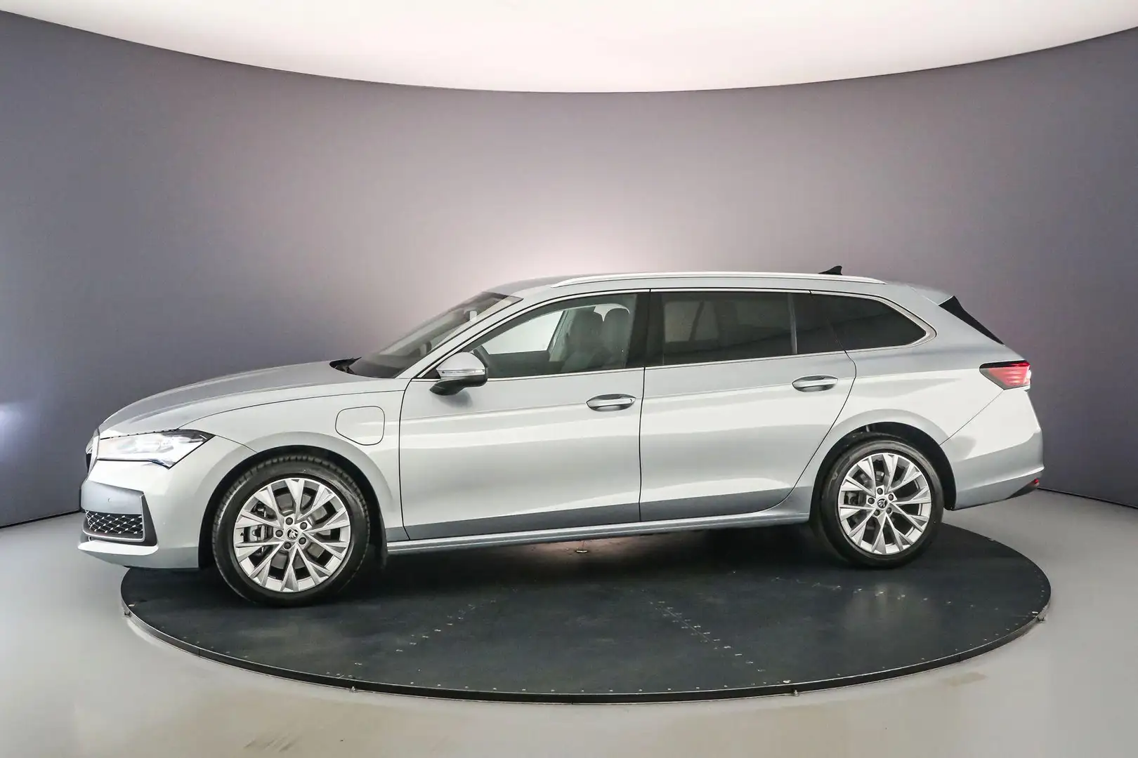 Skoda Superb Business Edition 1.5 TSI PHEV 204pk DSG Automaat T Grijs - 2