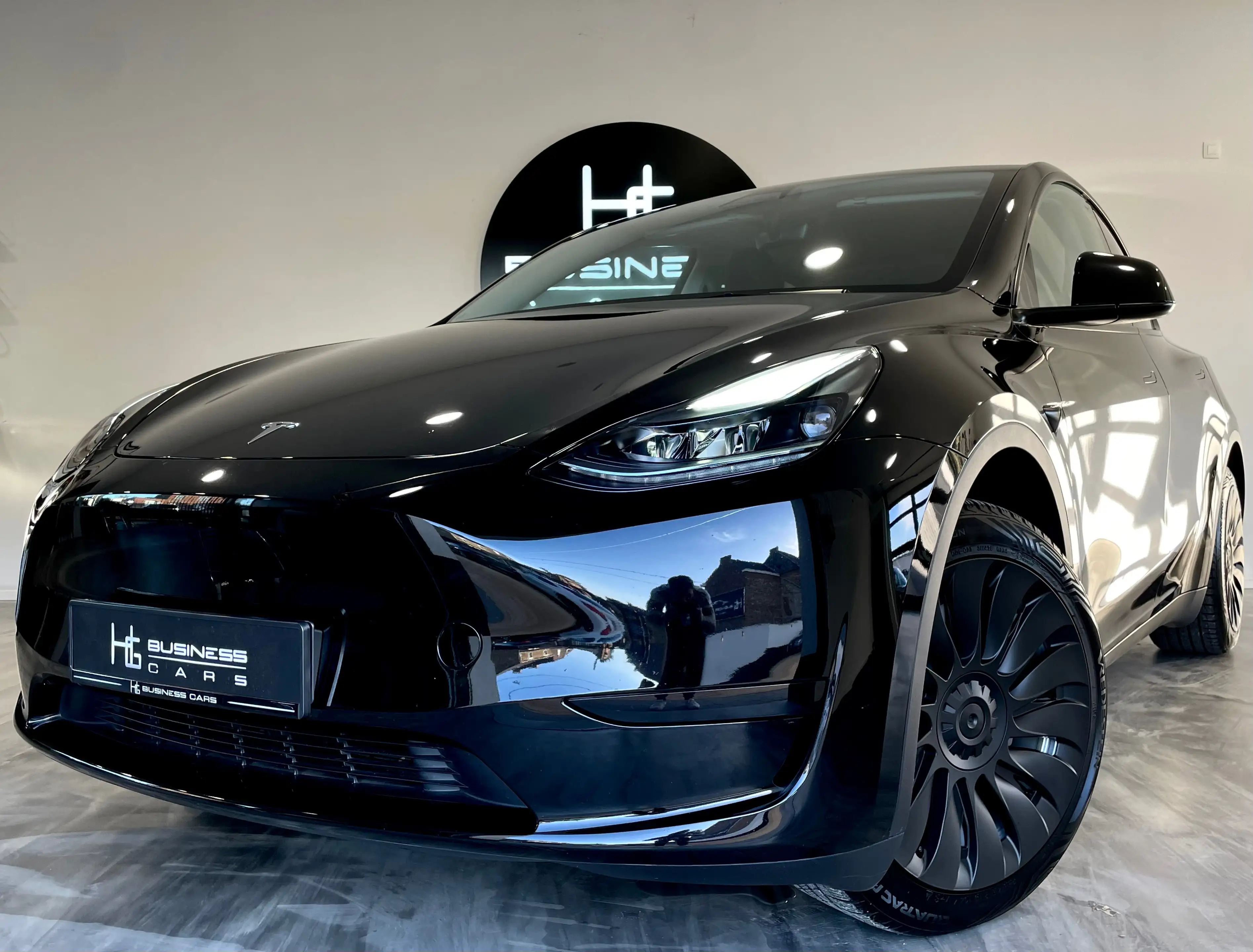 Tesla Model Y STANDARD RANGE/ LOOK PERFORMANCE/ BATTERIE LFP/ RWD/ AUTOPILOT