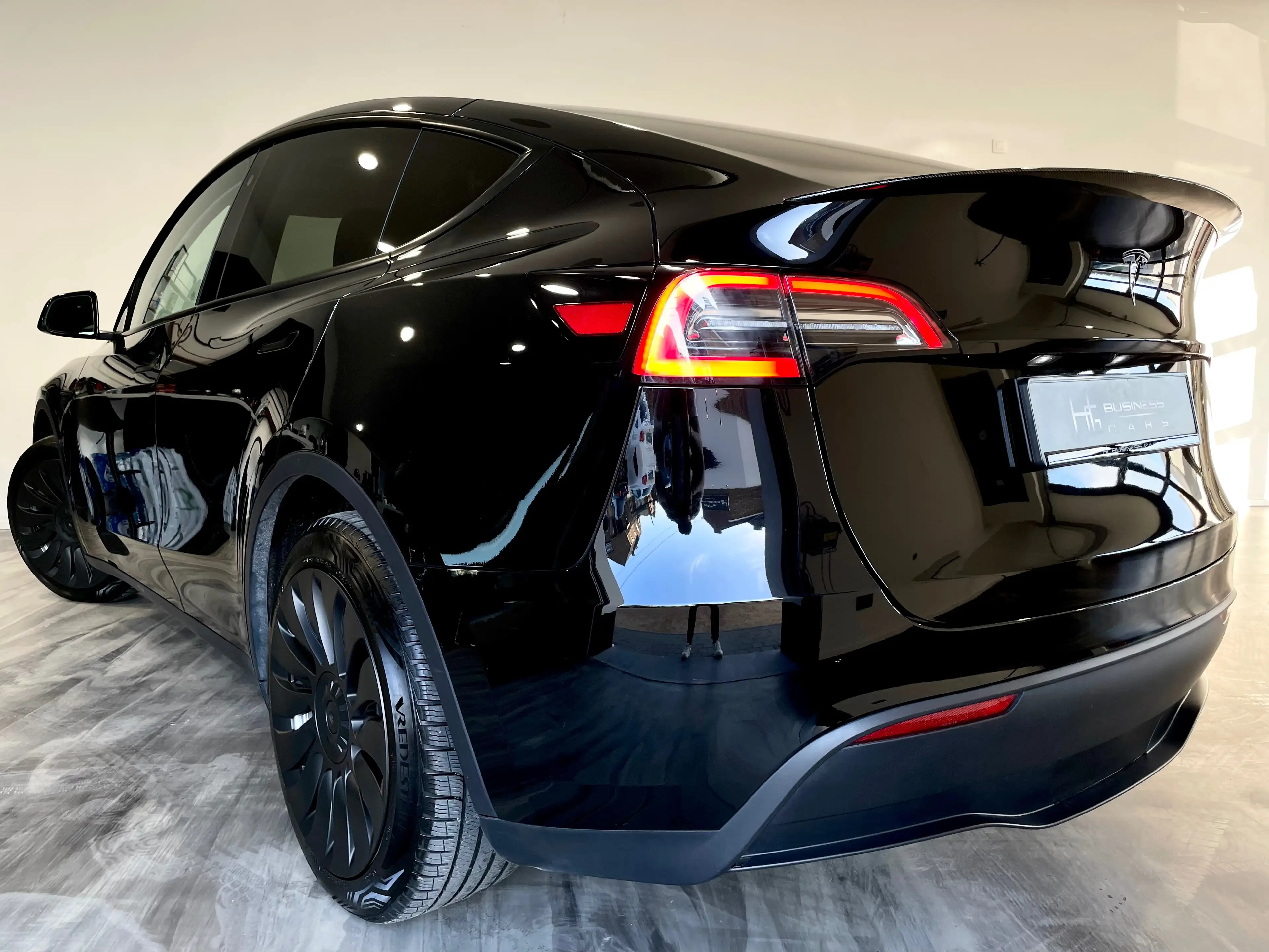Tesla Model Y STANDARD RANGE/ LOOK PERFORMANCE/ BATTERIE LFP/ RWD/ AUTOPILOT — photo 4