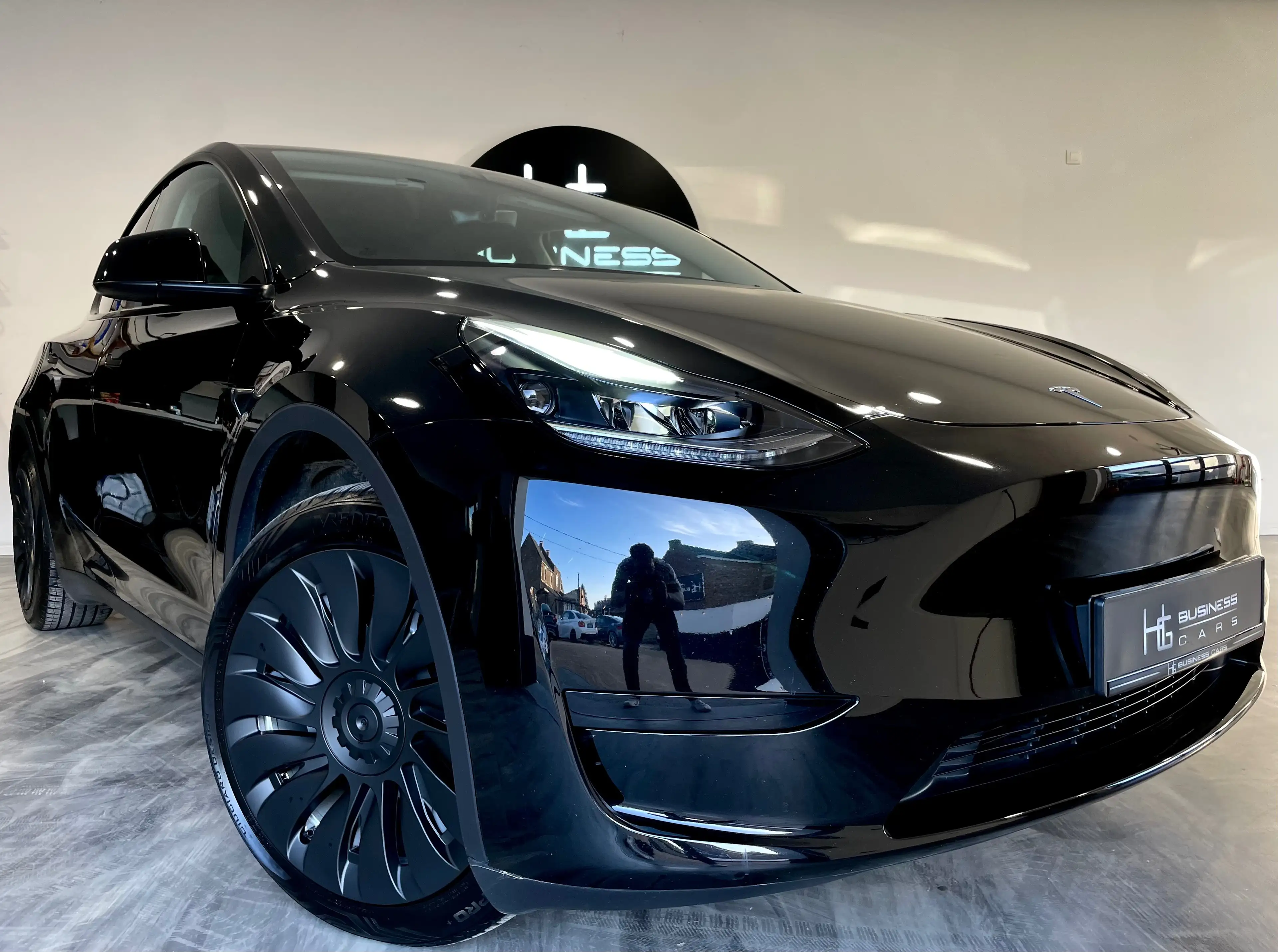 Tesla Model Y STANDARD RANGE/ LOOK PERFORMANCE/ BATTERIE LFP/ RWD/ AUTOPILOT — photo 3