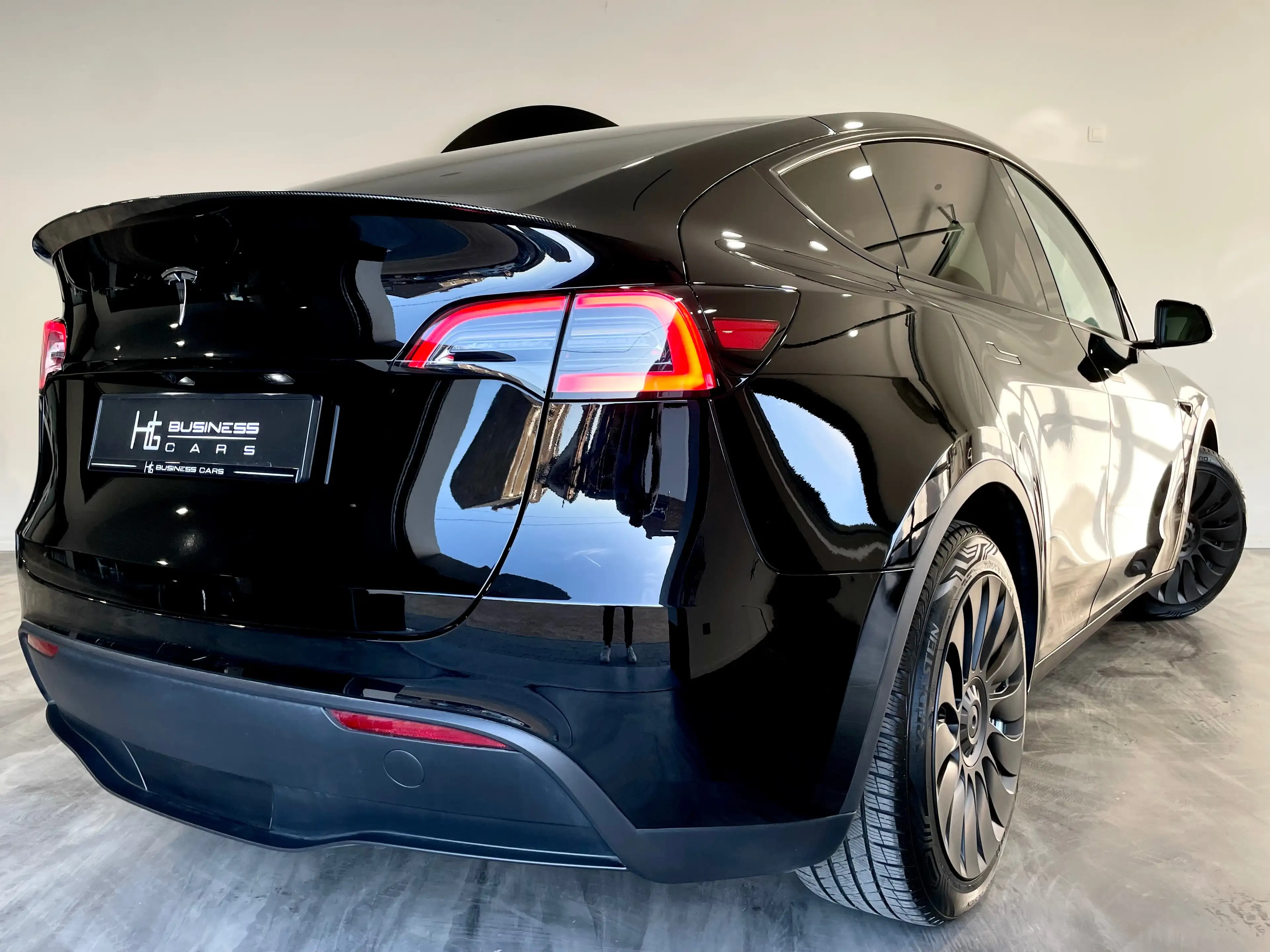 Tesla Model Y STANDARD RANGE/ LOOK PERFORMANCE/ BATTERIE LFP/ RWD/ AUTOPILOT — photo 2