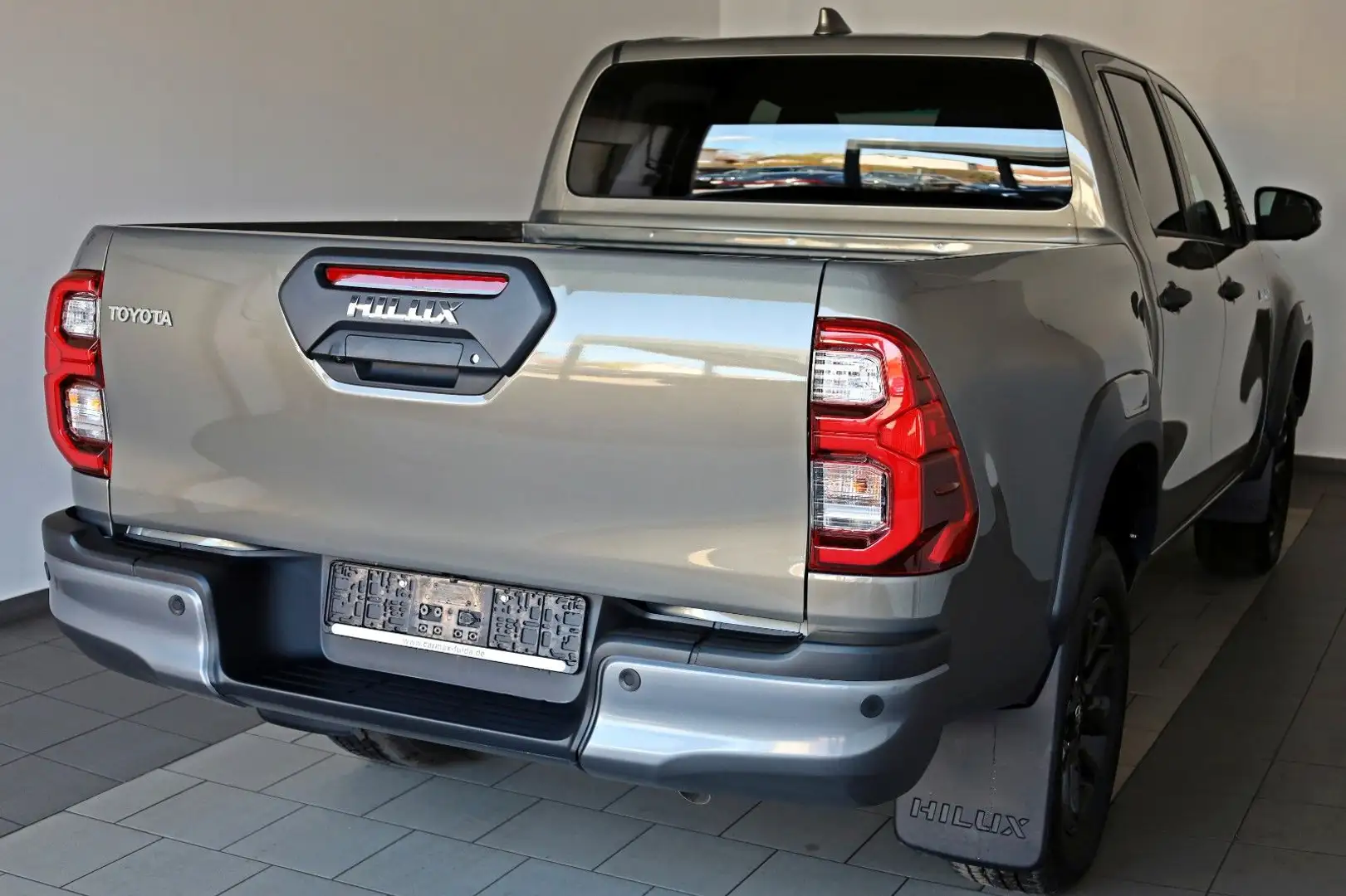 Toyota Hilux MY25 Double Cab Invincible 4x4 ,Navi, NEU! Marrón - 2