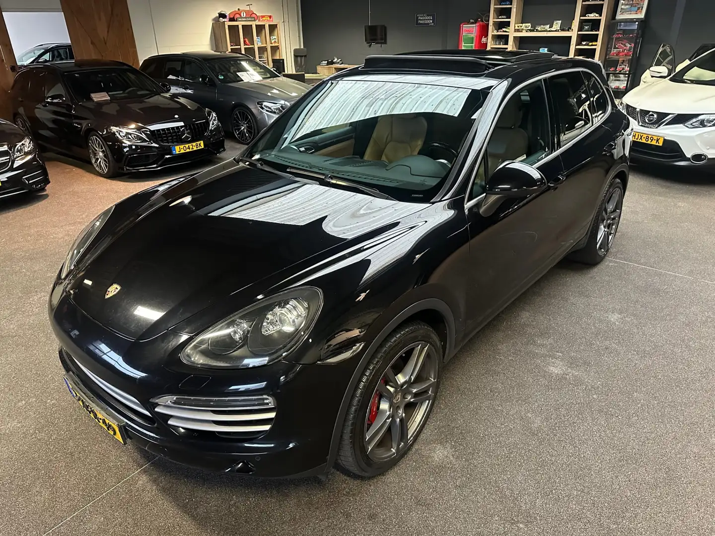 Porsche Cayenne 3.0 D Platinum Edition *LUCHT VERING*PANO-DAK*TREK Zwart - 1