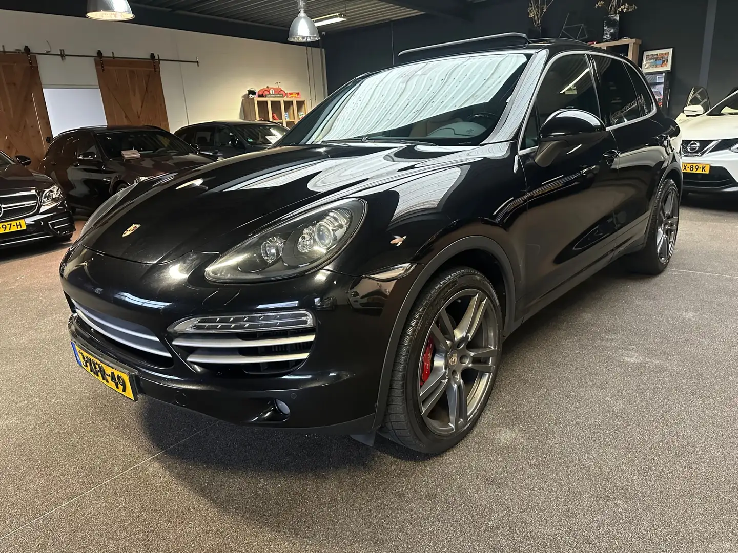 Porsche Cayenne 3.0 D Platinum Edition *LUCHT VERING*PANO-DAK*TREK Zwart - 2