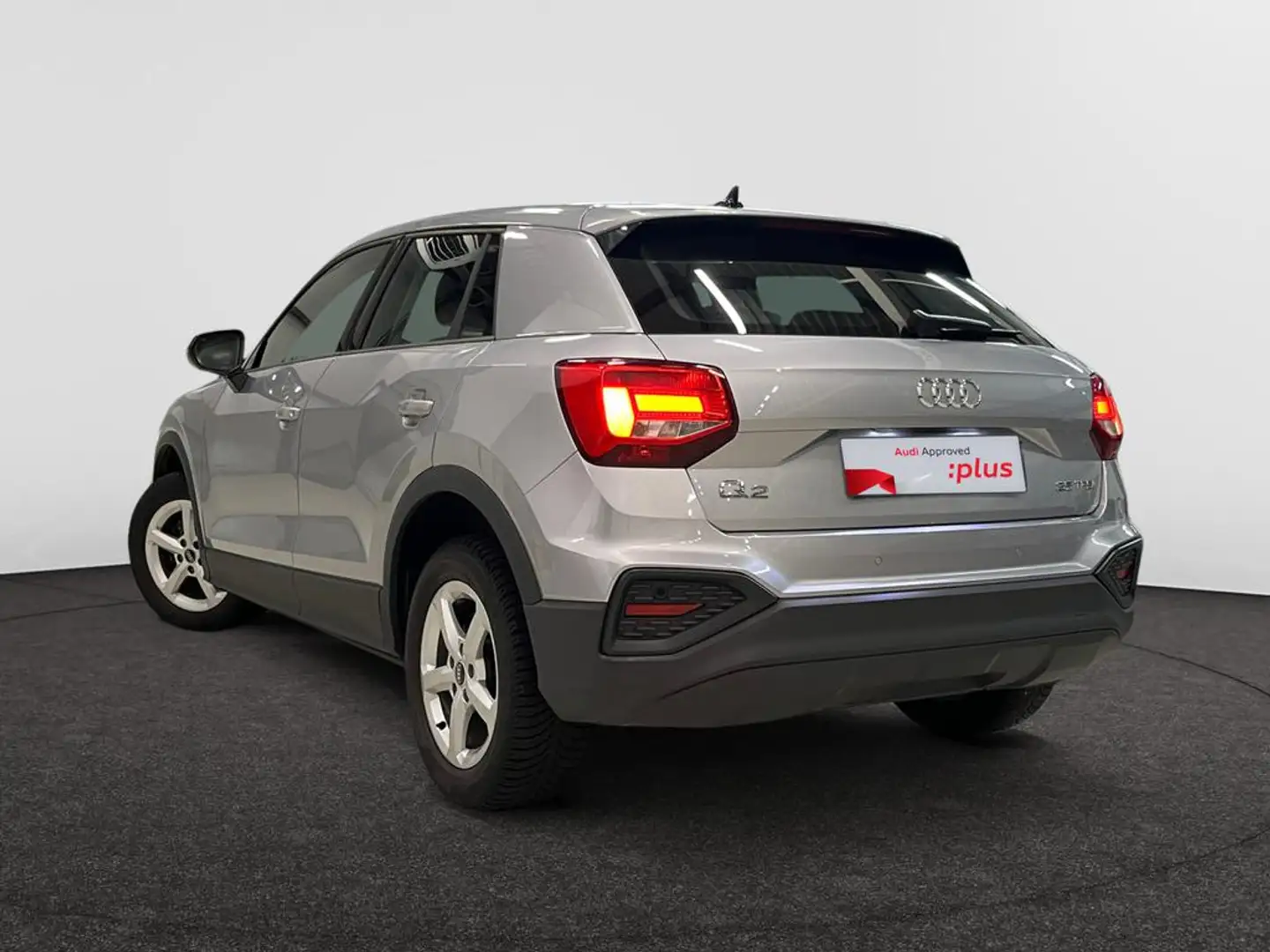 Audi Q2 35 TFSI Business Edition Attraction S tronic Plateado - 2