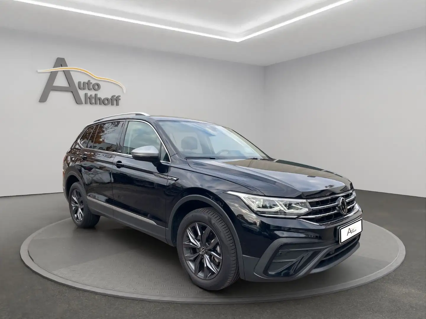 Volkswagen Tiguan Allspace 1.5 TSI Move 1.HAND AHK KAM NAV Schwarz - 1