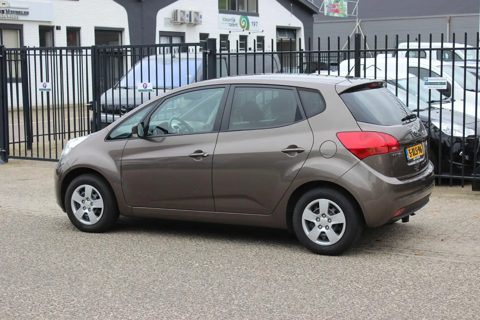 Kia Venga 1.4 CVVT ExecutiveLine, Trekhaak, Airco/ECC! Brun - 2