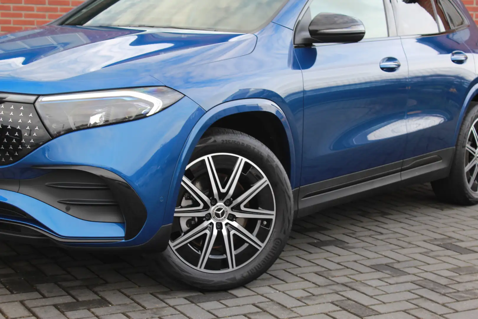 Mercedes-Benz EQA 300 4MATIC AMG Line | Pano | Distronic | Memory | Blauw - 2