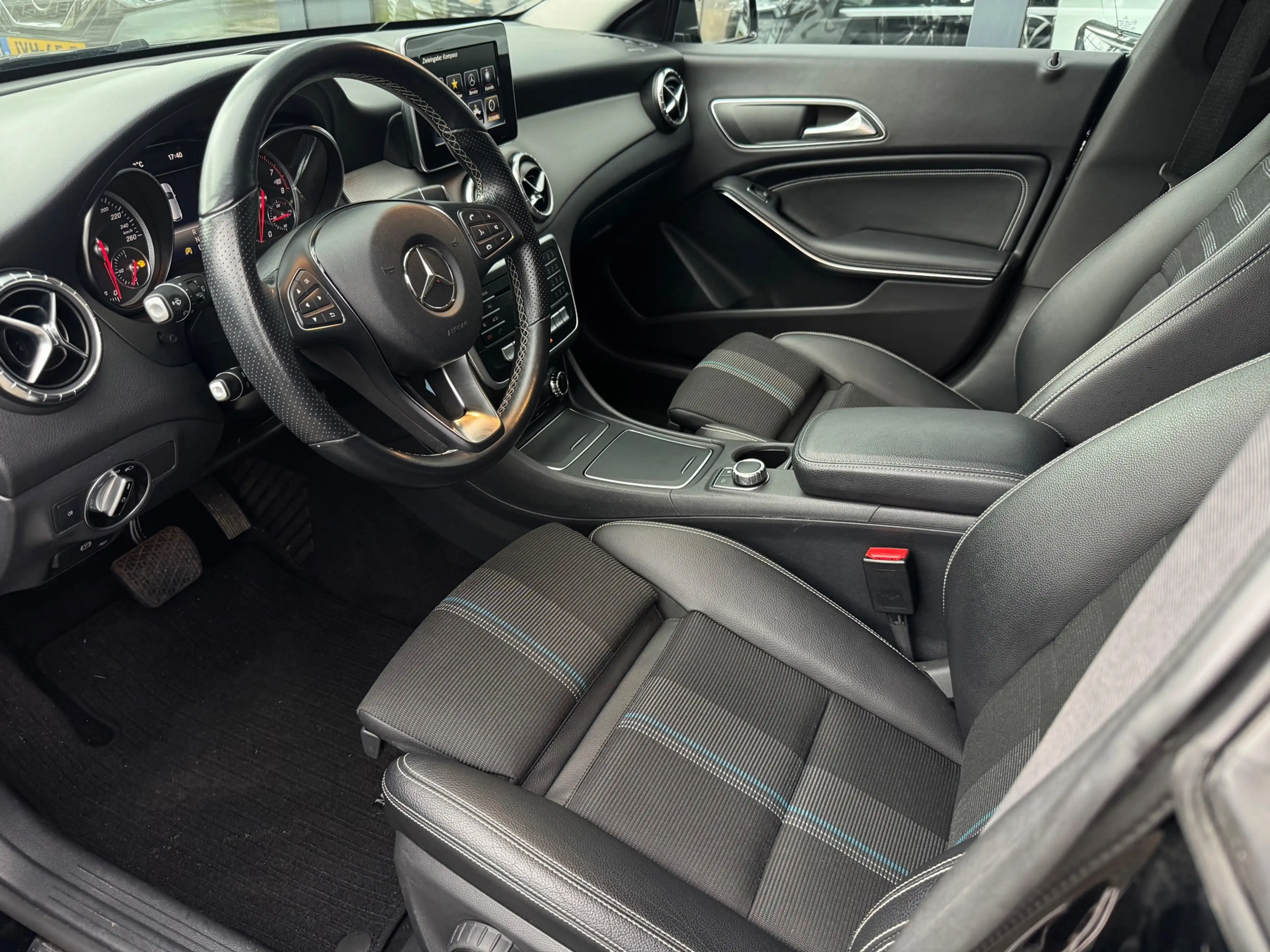 Mercedes-Benz CLA 200 Shooting Brake Business urban — photo 2