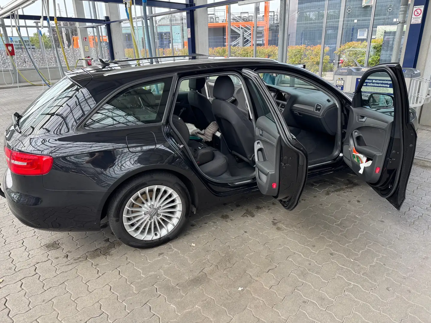 Audi A4 A4 Avant 2.0 TDI Attraction Schwarz - 1