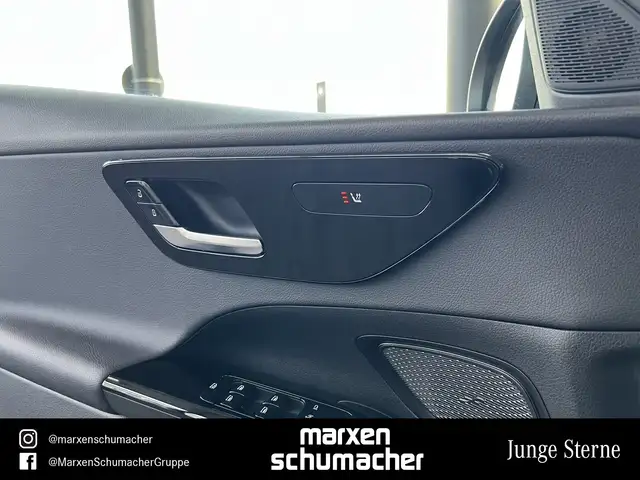 Mercedes-Benz C-Class view 8