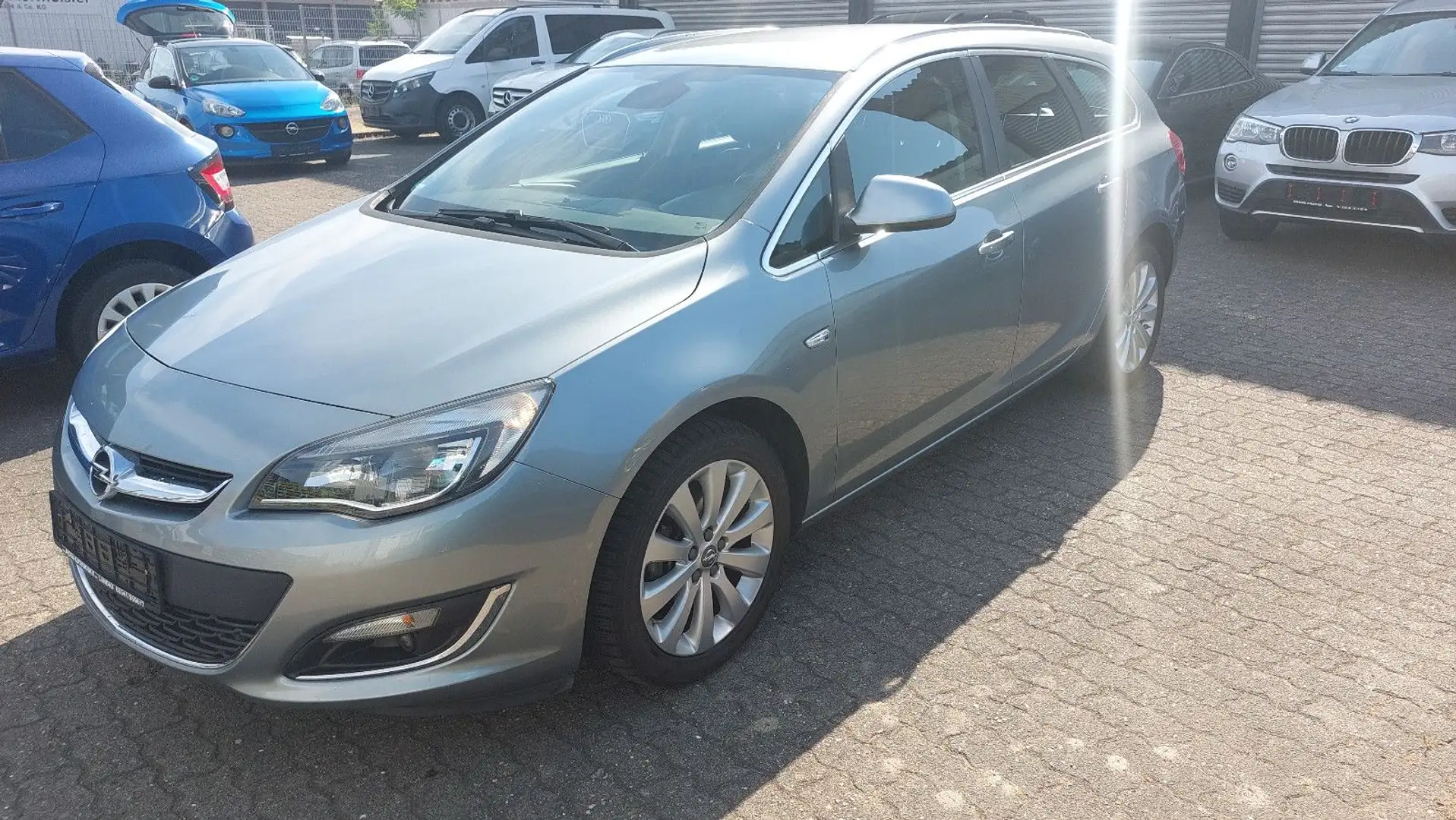 Opel Astra J Sports Tourer Exklusiv Silber - 1